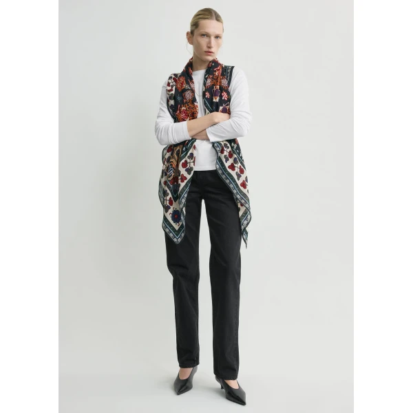 Toteme Winter blanket scarf in Navy red, view 2