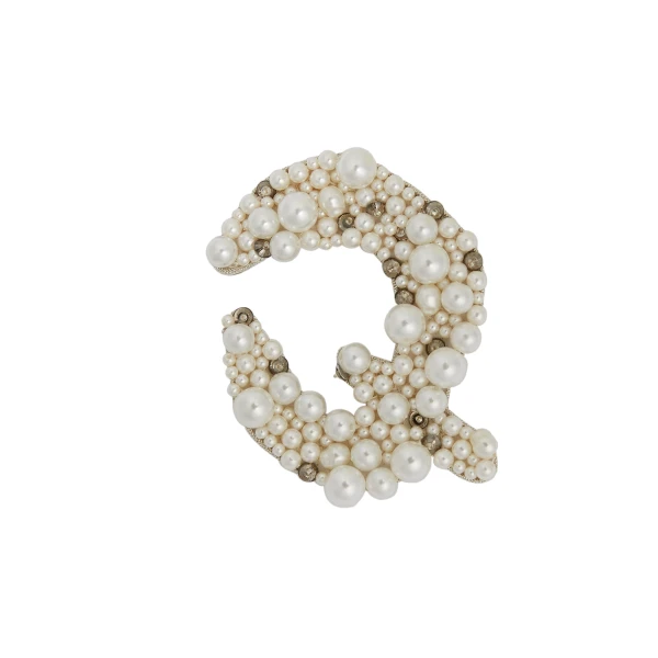 Pearl Alphabet Brooch Q